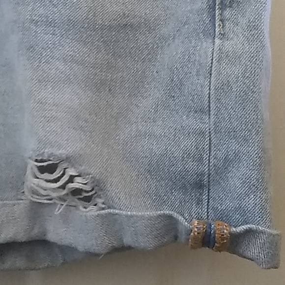 FINAL MARKDOWN LEVI’S 501 distressed denim shorts 28 waistline - Picture 3 of 15
